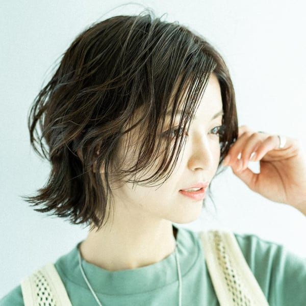 ゛大人カジュアル゛ハネ感ヘア