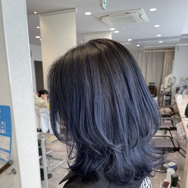 ブルーブラックでウルフカット