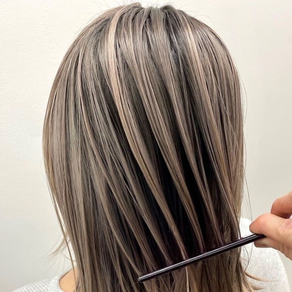 外国人風バレイヤージュ、ハイライトカラーアッシュグレージュ
