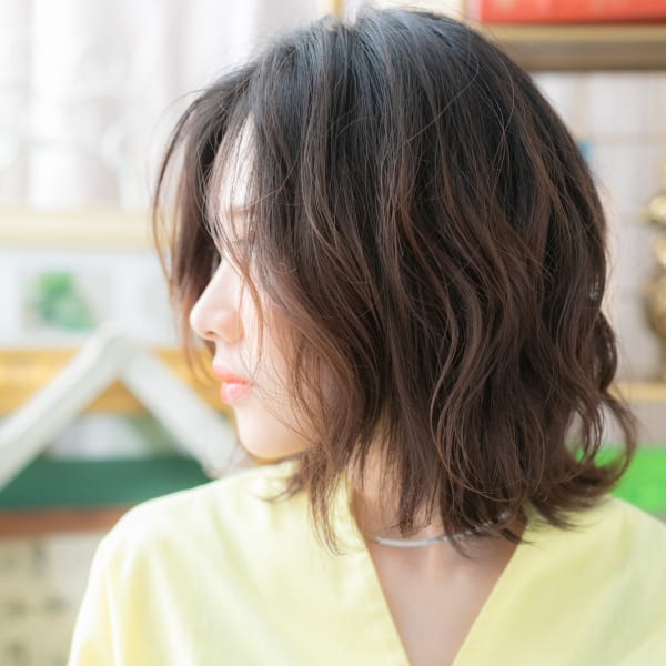 インナーハイライトくせ毛風小顔くびれボブ 斜めバング