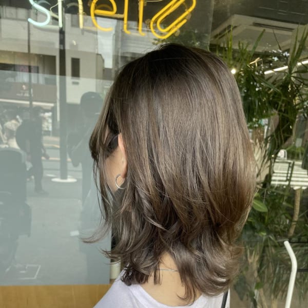 大人かわいい_カーキベージュ_ミディアムウルフ