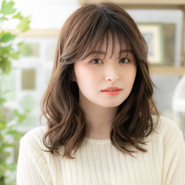 シースルーバングくせ毛風ミディアムレイヤー　グレージュカラー