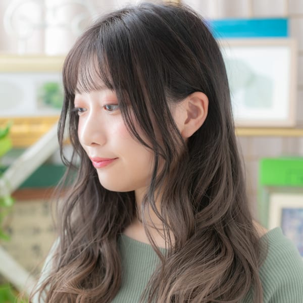 グレーベージュハイライトくせ毛風カール　ブリーチオンカラー