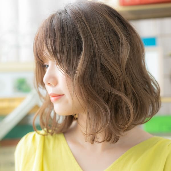 センターパート流れるレイヤーアンニュイヘア ロングボブ