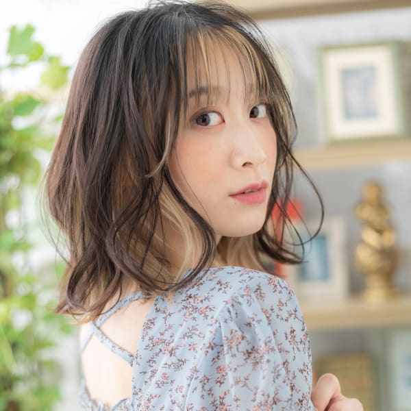韓国風インナーカラー大人ハイライトロブヘア　ニュアンスカラー