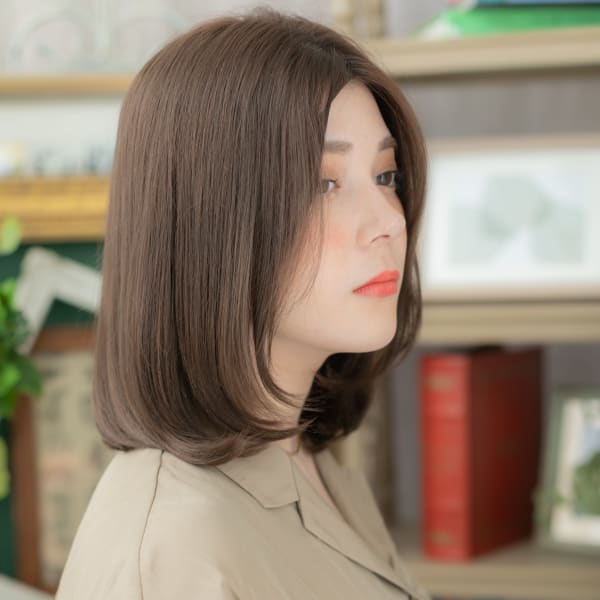 センターパートかきあげバングアンニュイヘア　グレージュカラー