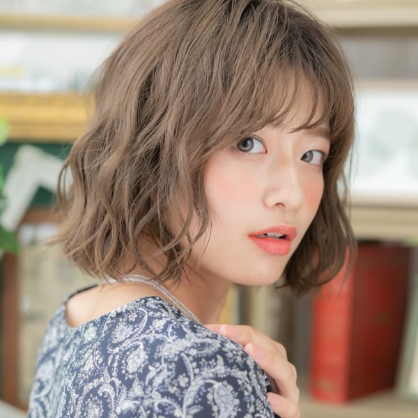 ゆるふわくびれボブ前下がり小顔前髪カール プラチナカラー