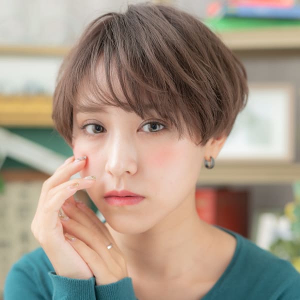 大人かっこいい小顔くせ毛風刈り上げショート　オリーブベージュ