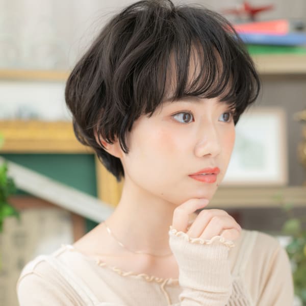 黒髪くすみカラーくせ毛風マッシュショート アッシュブラック