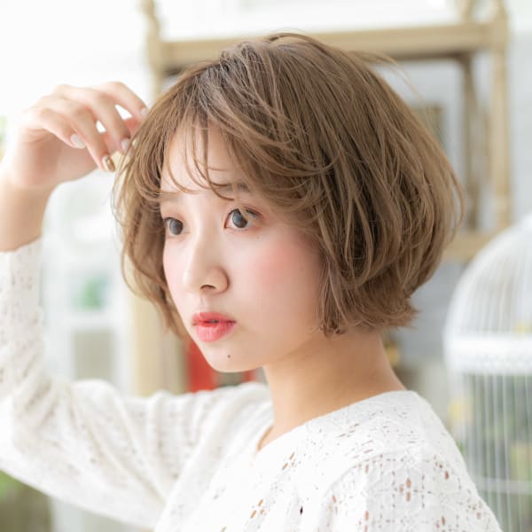 シースルーバングくせ毛風ショートマッシュ　プラチナカラー