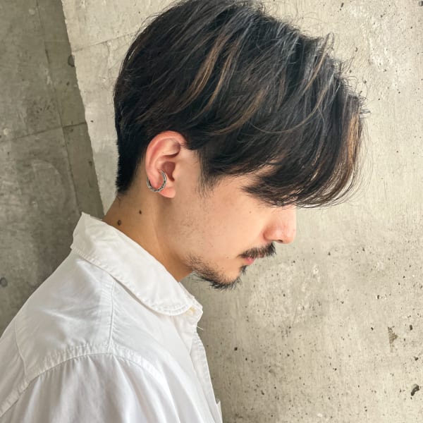 大人男子のセンターパートスタイル