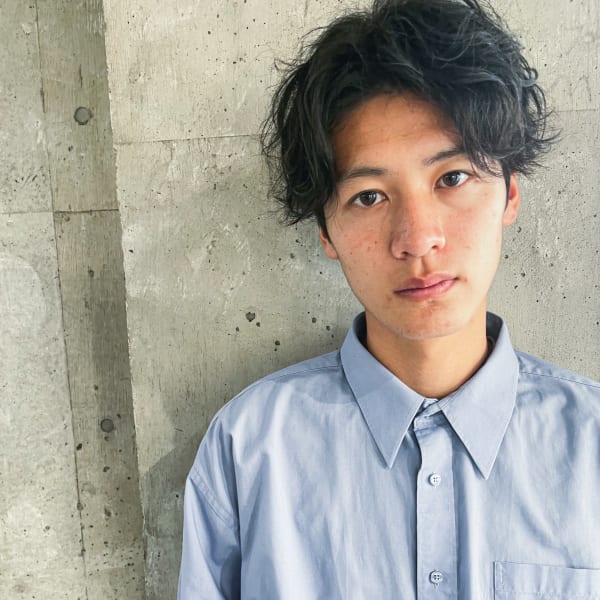 波巻パーマ×センターパート | QOL mens salon 立川(クオル メンズサロン)のヘアスタイル | 美容院・美容室を予約するなら楽天