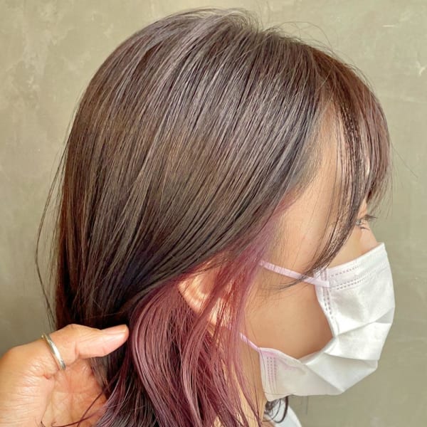 ミディアムボブ×ピンクインナーカラー