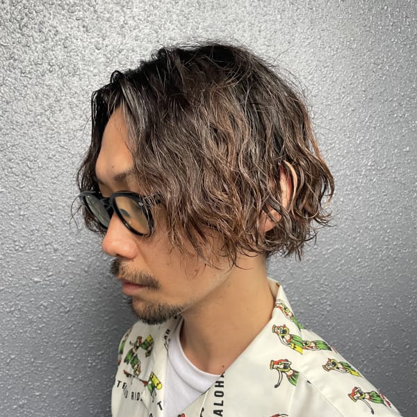 大人男子の波巻きパーマスタイル×ミディアム