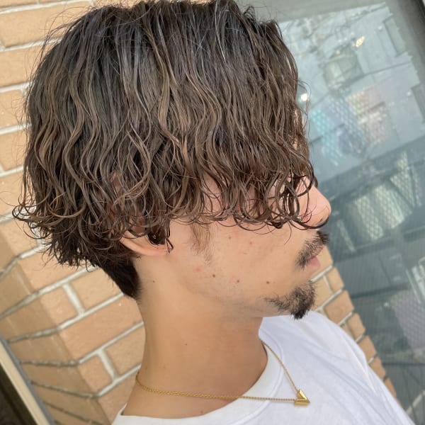 大人男子の波巻きパーマスタイル