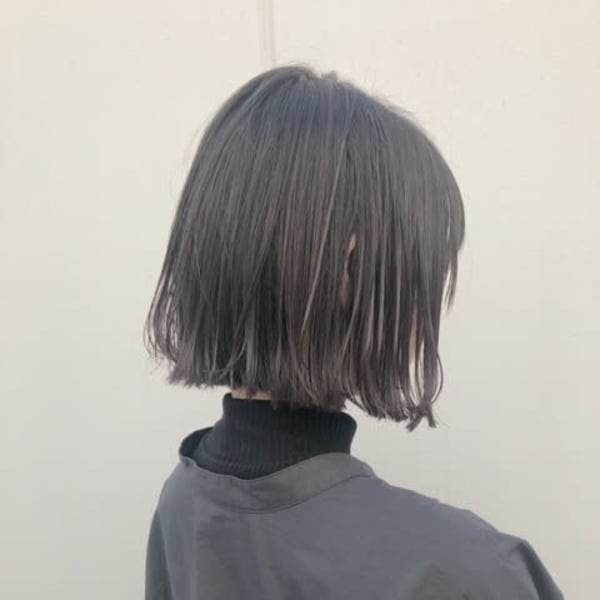 透けるダークトーンの外ハネボブ