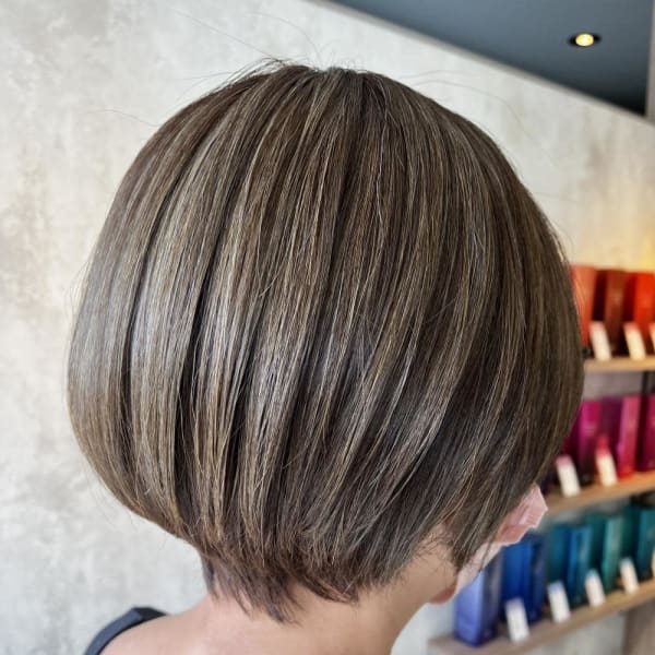 白髪ぼかしハイライトショート