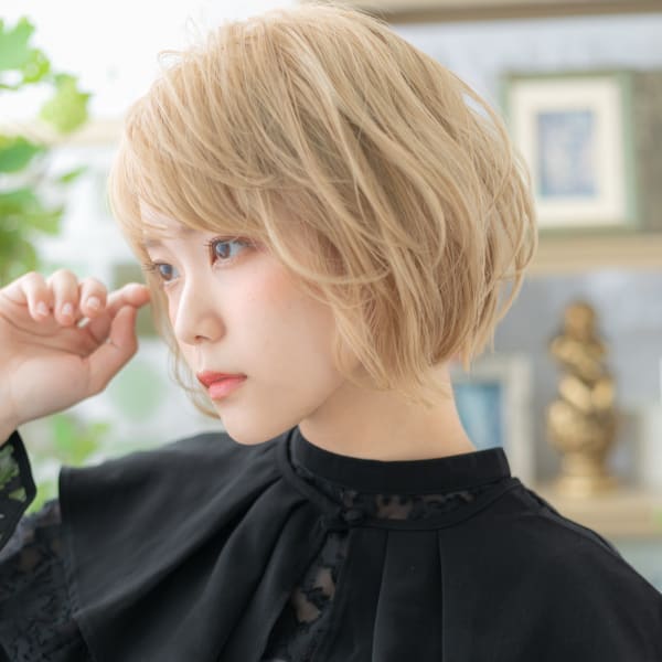 ハイトーンカラー前下がり小顔マッシュボブ　ミニボブ