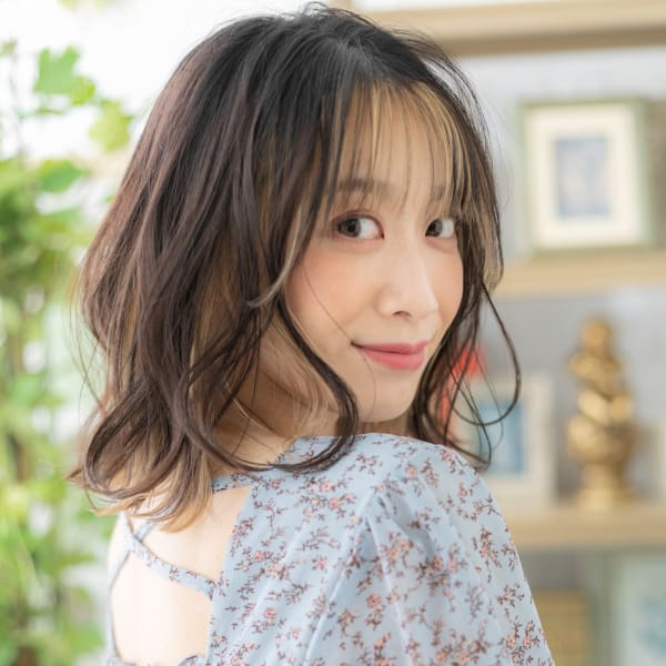 韓国風インナーカラー大人ハイライトロブヘア ニュアンスカラー