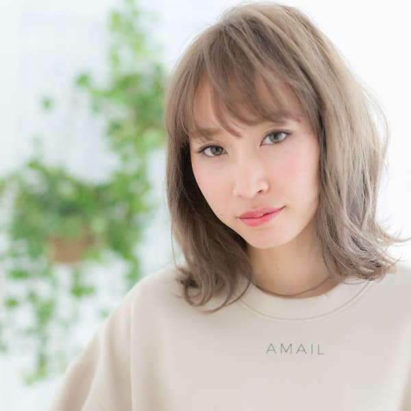 ホワイティアッシュの鎖骨くびれロブヘア