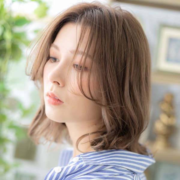 外国人風インナーカラーかきあげ前髪ロブヘア　ニュアンスカラー