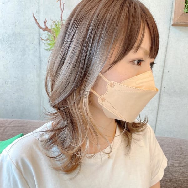 透明感インナーカラーグレージュのミディアムヘア