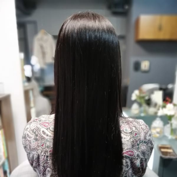 ダメージレス縮毛矯正でツヤツヤ真っ直ぐな髪に。