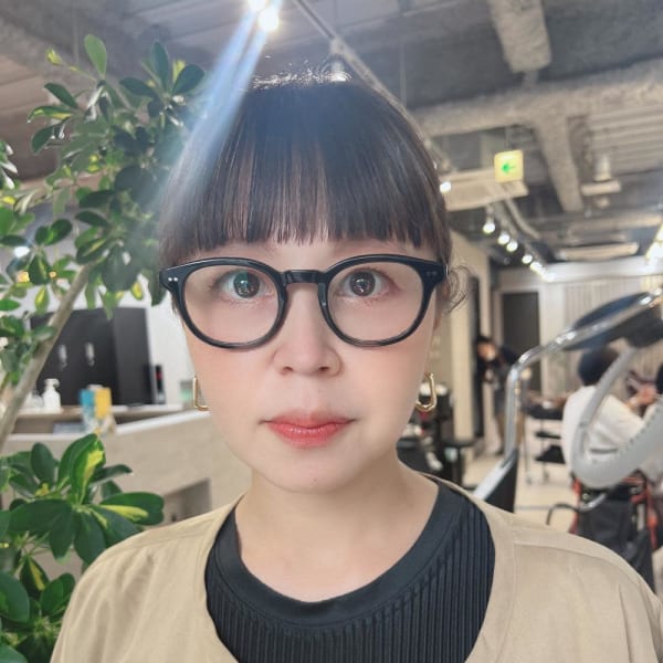 秋カラー　ストレートヘア　ぱっつん前髪