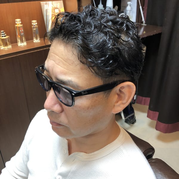 くせ毛を活かしたパーマ風2ブロックショート
