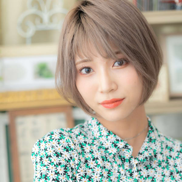 外国人風シルキーベージュ前下がりミニボブ　ブリーチオンカラー