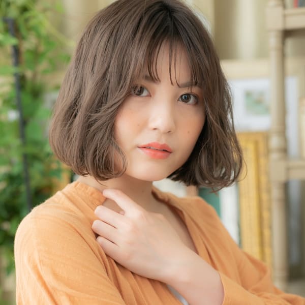 前下がりシースルーバングくせ毛風小顔ボブ グレージュカラー