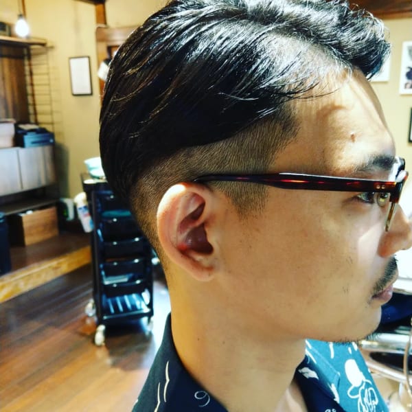 屋台でフォーを食べるカンフーの達人ヘア|ヒトトケ