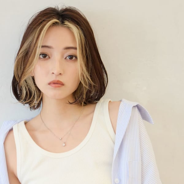 インナーカラーシアーベージュセンター分けボブ