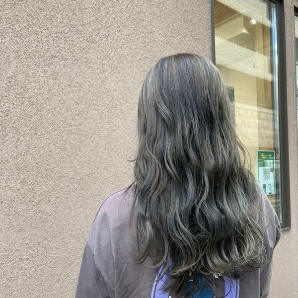 派手になりすぎないナチュラルハイトーン