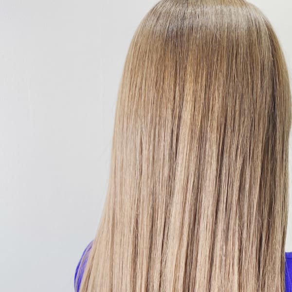 ハイトーンカラーでも酸性ストレートで艶々サラサラロングスタイ