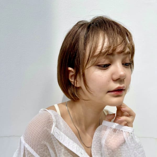 グラデーションカラーで映えるシンプルボブ