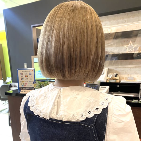 ハイトーンカラー ベージュヘアカラー 切りっぱなしボブ 短め