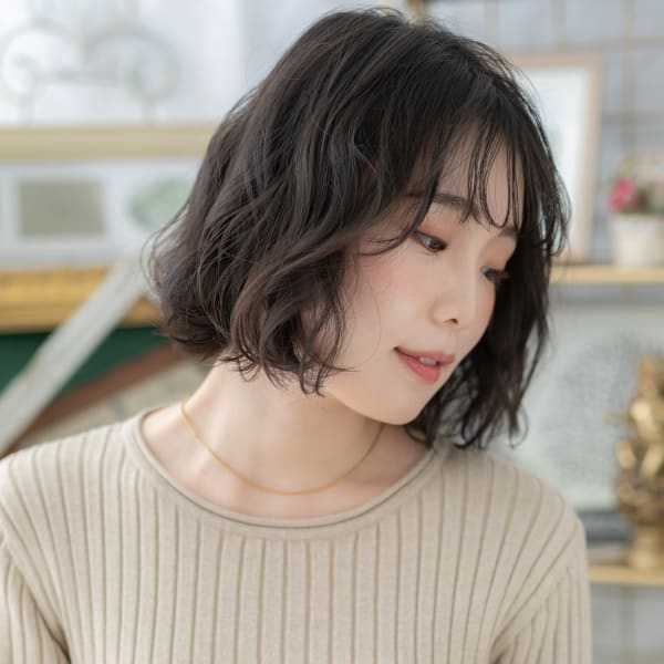 暗髪バレイヤージュ小顔くせ毛風ウェットヘア 結べるボブ