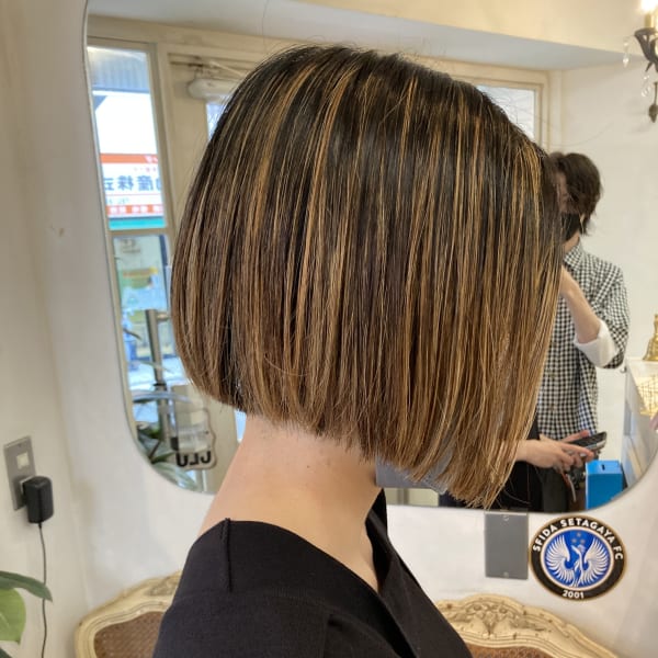 前下がりボブツーブロックハイトーンミディアムヘア梅ヶ丘美容室