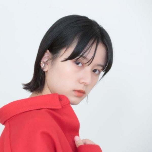 フラットなボブスタイル