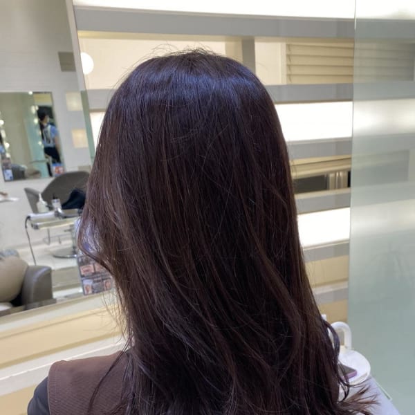 忍ばせハイライトで暗髪でも透明感カラー