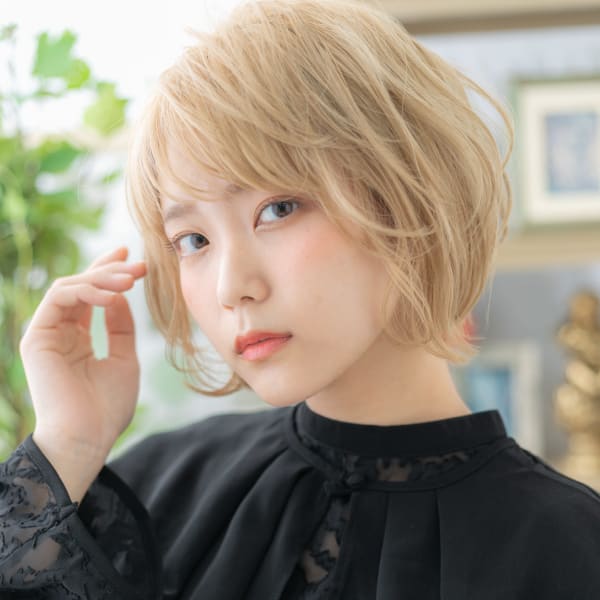 ハイトーンカラー前下がり小顔マッシュボブ　ふわふわショート