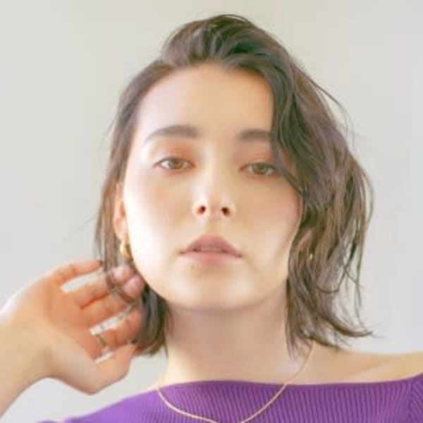 前髪かき上げ大人女子スタイル