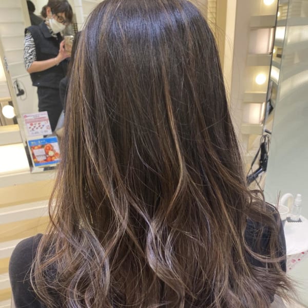 ほんのり白髪をぼかす、デザインも楽しむハイライト