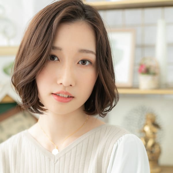 大人フェミニン前下がり小顔かきあげボブ グレージュカラー