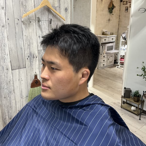 サイド刈り上げ爽やかショートスタイル
