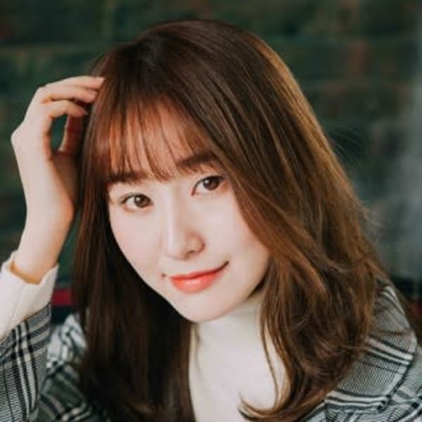 シースルーバングでゆるふわガール