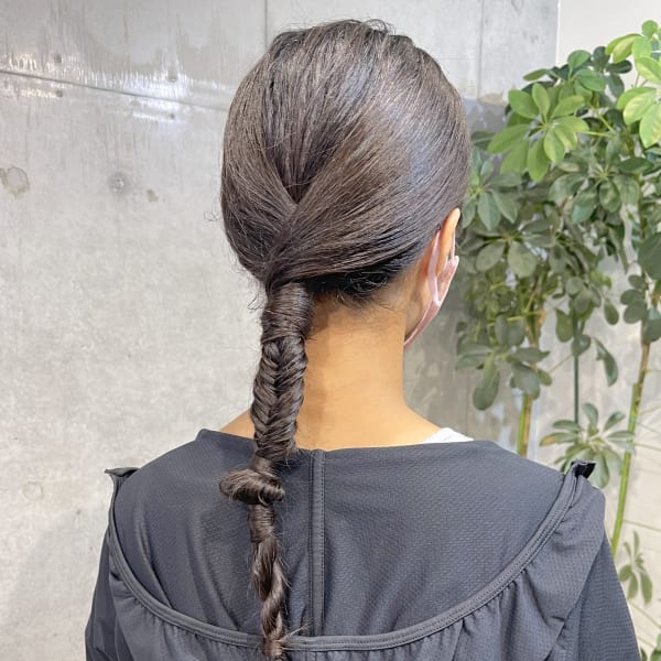 黒髪ロング個性派アレンジ タイトめローポニー