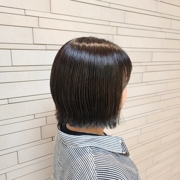 ターコイズブルー、インナーカラーのミニボブ