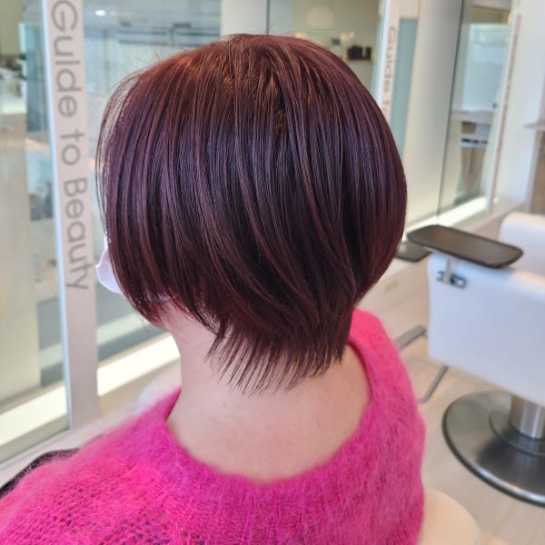 高彩度のボルドーピンクのショートカット